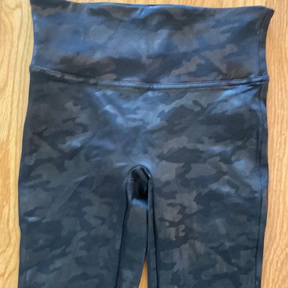Spanx sz S/P black shiny camo leggings like new condition full length - Picture 2 of 7